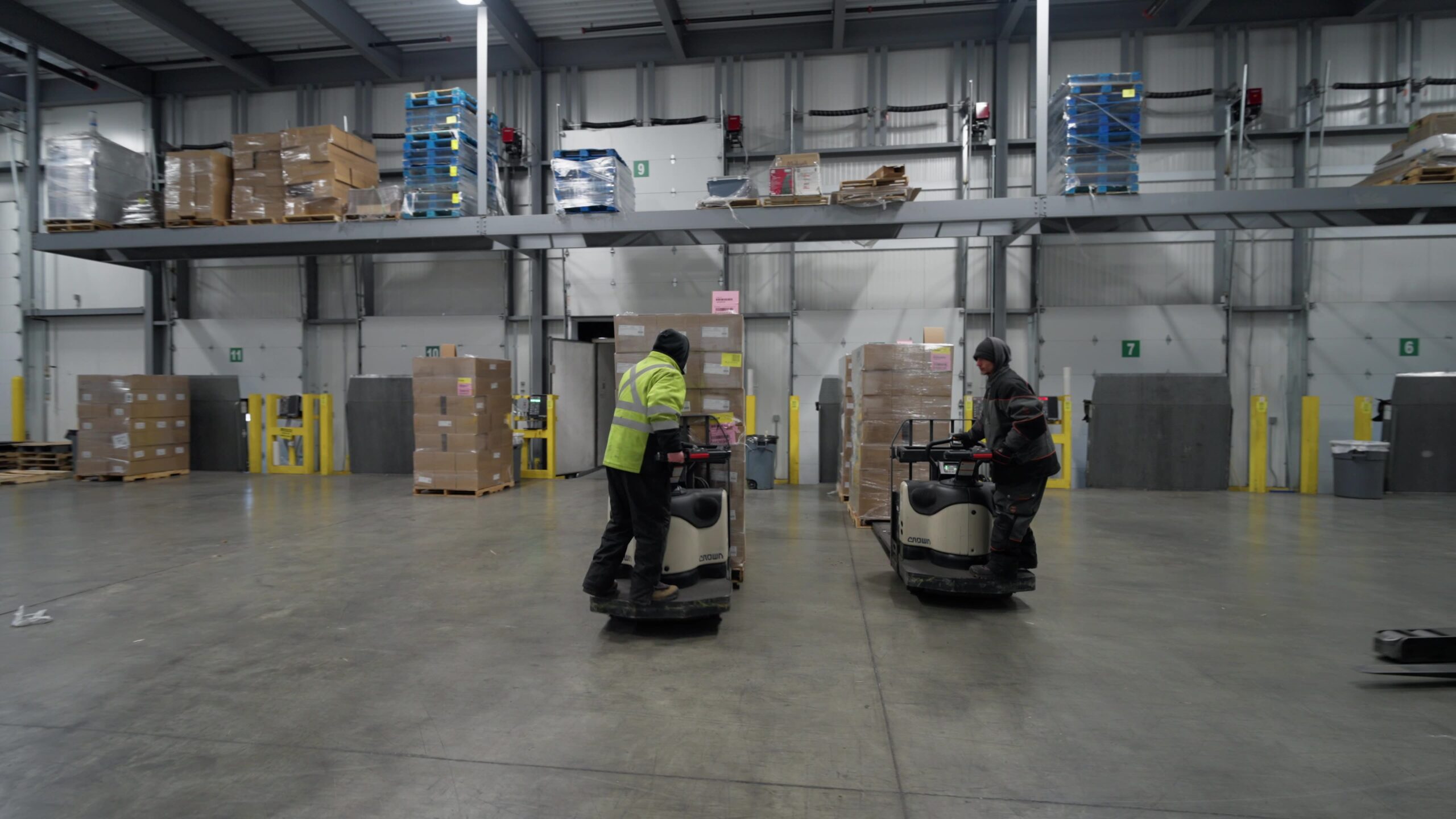 competition on the floor between pallet drivers